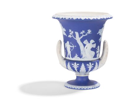 Wedgwood Vase Médicis sur piédouche en biscuit blanc sur fond bleu à décor de scènes...