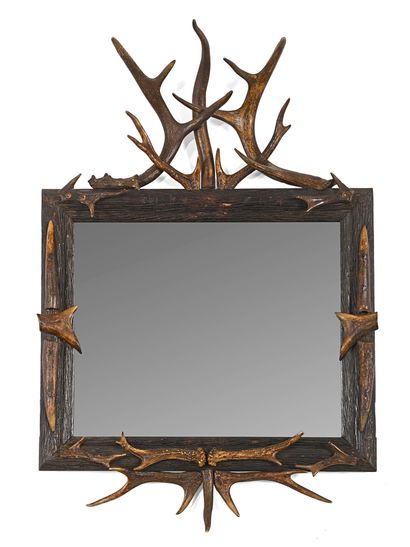 null Miroir en bois sculpté et bois de cerf

H. 73 x L. 50 cm