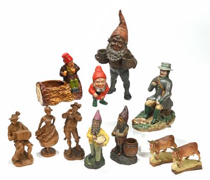 null Set of five dwarfs in ceramics One joined a seated smoking hunter subject in...