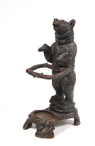 null Standing bear in carved and patinated wood forming an umbrella stand, holding...