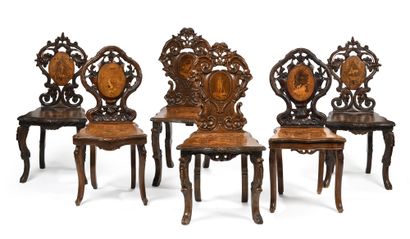 null Trois paires de chaises de modèles similaires en bois sculpté, mouluré et patiné,...