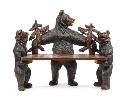 null Large banc en bois sculpté, peint et patiné. Sur le côté, les oursons soutiennent...