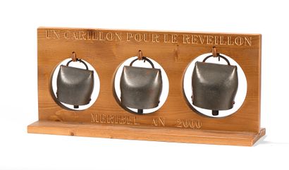 null Three pasture bells in a wooden frame. Engraved inscription "Un carillon pour...