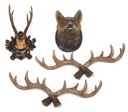 null Pair of antler-shaped coat racks in resin, painted and patinated terracotta...