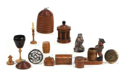 null Lot of various trinkets including turned wood or silver plated metal pots, box,...