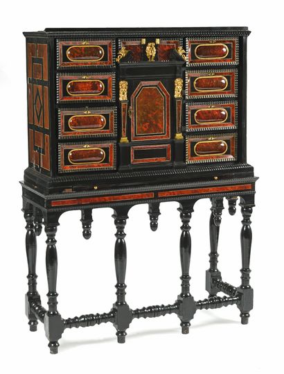 null Cabinet en ébène et marqueterie d’écaille. Il ouvre par neuf tiroirs et un vantail...