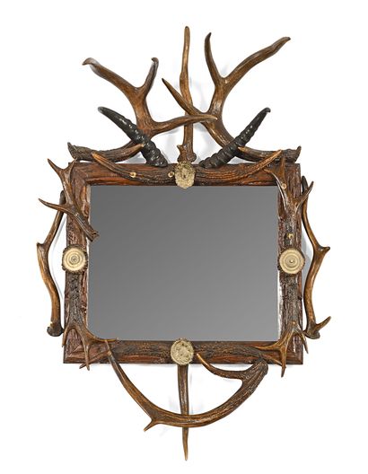 null Carved wood and deer antler mirror

H. 76 x L. 54 cm