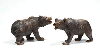 null Two walking bears in carved and patinated wood L. 34 cm approximately