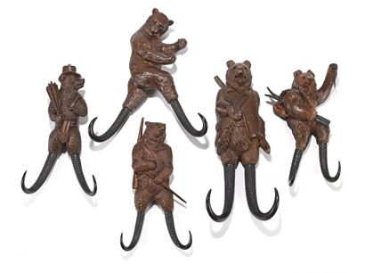 null Five holders decorated with wooden bears ending with two horns. H. 25 to 34...