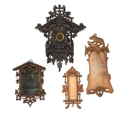 null Carved and patinated wood cuckoo clock frame (H. 31 cm), small display case...