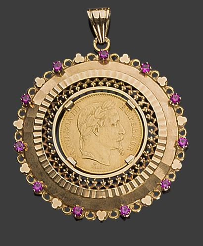 null Pendentif en or (18K) orné d'un Napoléon, la bordure sertie de petites pierres...