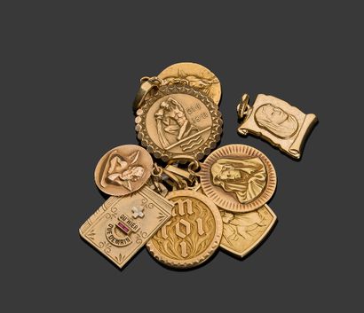 Neuf médailles en or (18K)

Pds 17,12 gr