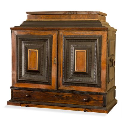 Cabinet en bois de placage et bois sculpté...