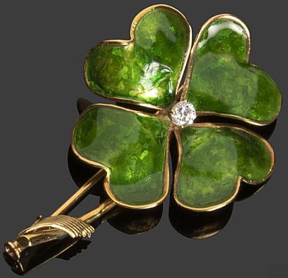 null 18K yellow gold brooch, stylized with a green enamelled four-leaf clover, the...