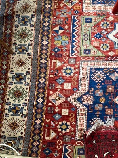 null Ensemble de deux tapis d'Orient, en laine, à décor géométrique ou floral polychrome

Dimensions...