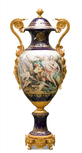 null Grand vase décoratif couvert sur piédouche en porcelaine polychrome et dorée,...