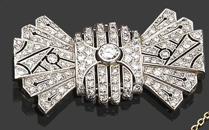 null Platinum (950th) bow-shaped plate brooch set with round faceted diamonds, a...