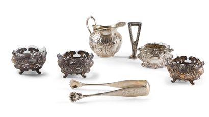 Silver set including :

Suite of three silver...