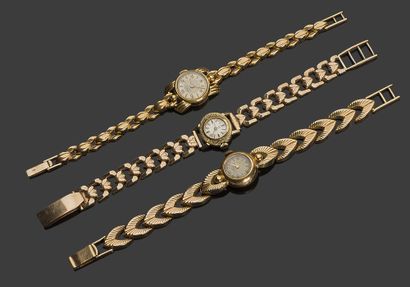 Trois montres bracelets de dame en or (18K),...