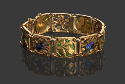 BOUCHERON Bracelet en or jaune 18K (750) à dix maillons carrés, ajourés et ciselés...