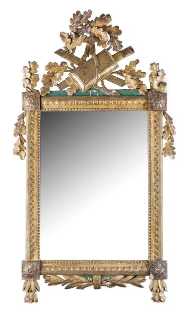 null Miroir en bois sculpté, laqué et doré, le fronton figurant un carquois dans...