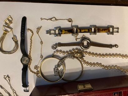 null Coffret contenant un ensemble de bijoux en argent (sautoirs, bracelets, montres,...