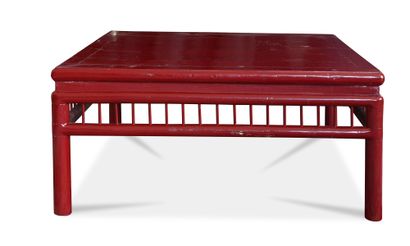 null Table basse carrée en bois laqué rouge. La ceinture ajourée en partie basse

Chine,...