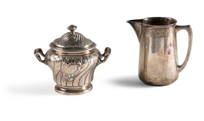 null Covered sugar bowl with two handles, decorated with ribs and waves, fretel flower...