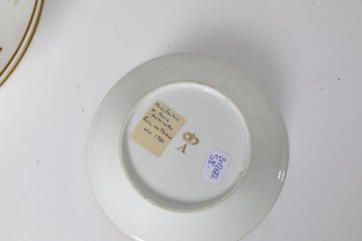 null Paire de tasses litrons en porcelaine à décor polychrome et or de guirlandes...