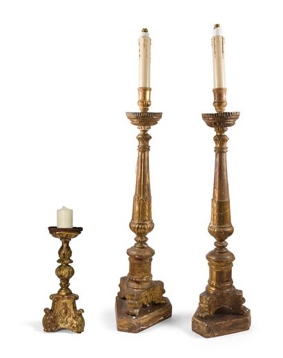 null Two large gilded and stuccoed wood floor lamps

A gilded and stuccoed wood tripod...