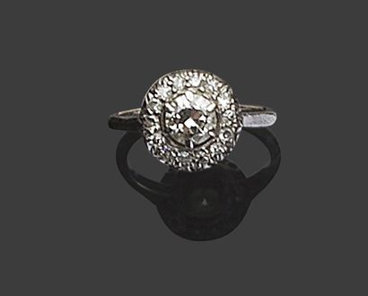 null Bague en platine (950è), sertie d’un diamant de taille ancienne, dans un entourage...