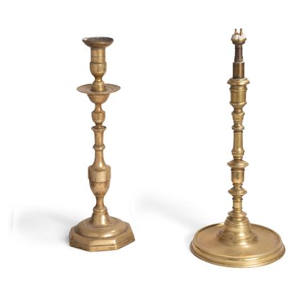 null Two turned brass torches, mounted as lamps

H. 33 and 39,5 cm
