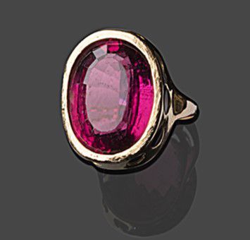 null Bague en or jaune ornée d'une tourmaline rose serti clos d'environ 10 carats

Poids...