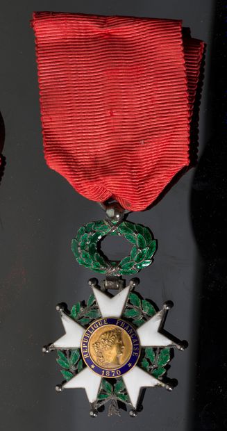null FRANCE

Légion d'honneur en or (750è) et Légion d'honneur en argent (925è),...