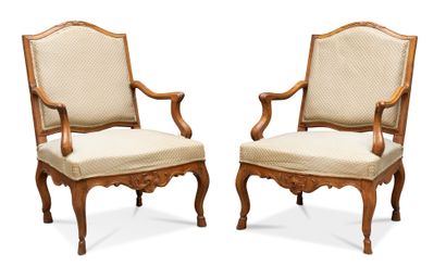 Pair of armchairs with flat backs, in carved,...