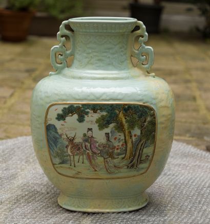 null Chine, XVIIIe siècle

Vase en porcelaine de forme hu, à décor, moulé sous couverte...