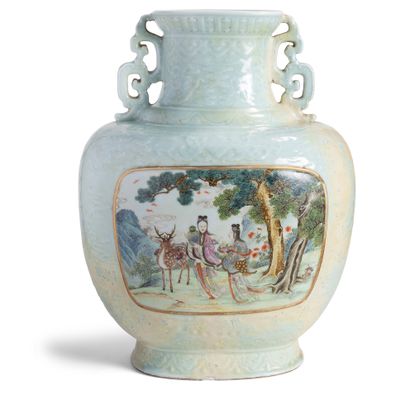 null Chine, XVIIIe siècle

Vase en porcelaine de forme hu, à décor, moulé sous couverte...