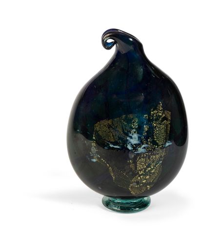 null Ange CAMPANA (Corse)

Felicetà. 1991

Vase gourde sur piédouche en verre bleu,...