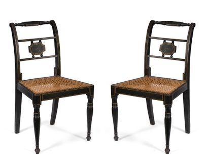 Deux paires de chaises en bois noirci et...