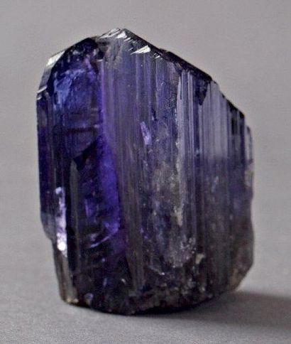 null Cristal en partie gemme de TANZANITE d'un bleu intense Provenance: Méréloni,...