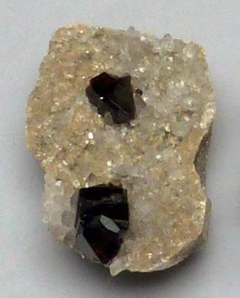 null Deux cristaux sur gangue de CASSITERITE gemme Xin Chang, Yunan, Chine