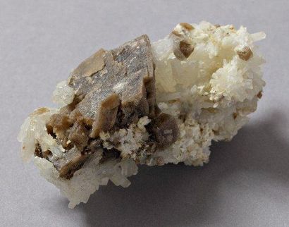 null SIDERITE et quartz du Mont St. Hilaue, Québec, 8x5cm.