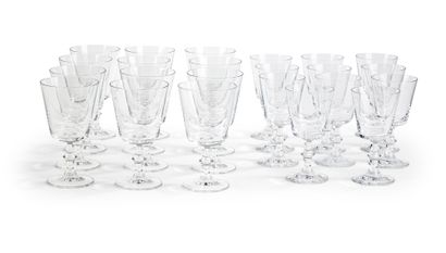 null Partie de service de verres en cristal sur piédouche, comprenant :
- Douze verres...