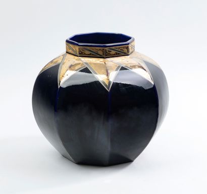 null Vase octogonal en porcelaine doré et argenté sur fond bleu
Vers 1930
(Marques...