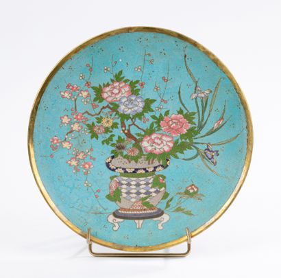 null CHINE - XIXe - XXe siècle
Plat en émaux cloisonnés polychrome à décor de vases...