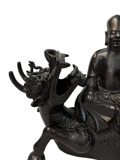 null CHINE - XXe siècle
Bouddha chevauchant un dragon
Sculpture en bronze patiné
H....