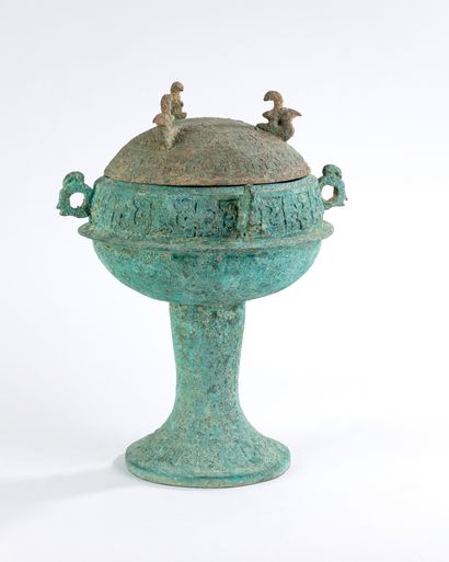 null Vase couvert en bronze patiné, dans le gout des bronzes antiques
Chine moderne...