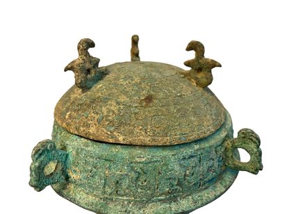 null Vase couvert en bronze patiné, dans le gout des bronzes antiques
Chine moderne...