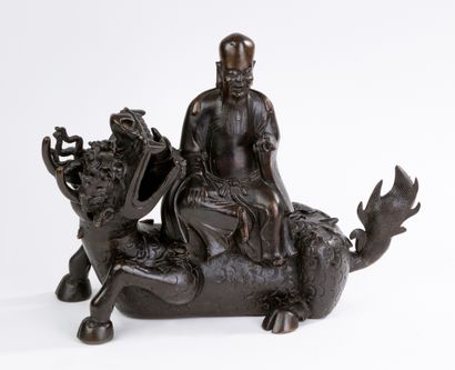 null CHINE - XXe siècle
Bouddha chevauchant un dragon
Sculpture en bronze patiné
H....