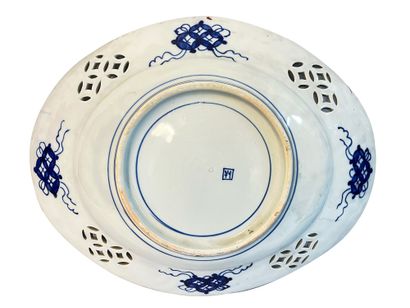 null IMARI - JAPON
Plat ovale en porcelaine Imari polychrome et doré
L. 39 cm